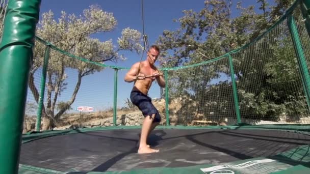 トランポリンで男のトレーニング — ストック動画