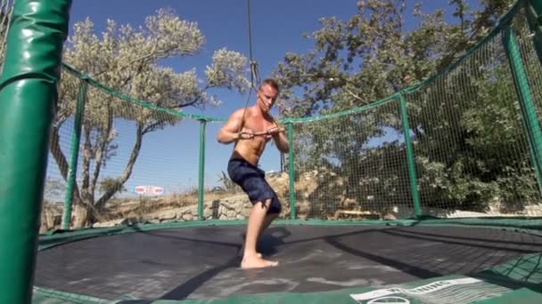 Männertraining auf dem Trampolin — Stockvideo