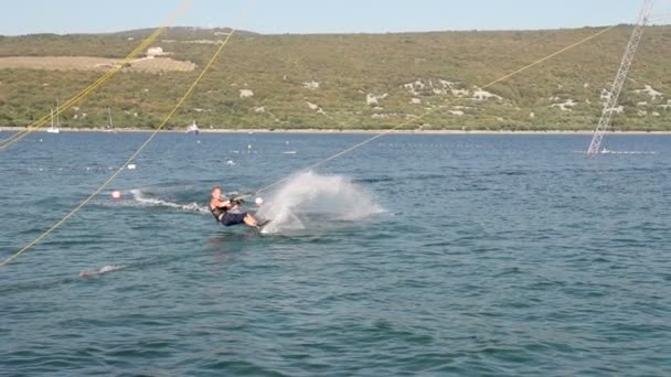 Wakeboarder gör ett hopp — Stockvideo