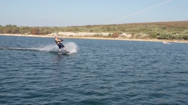 Wakeboarder ковзаючи в морській воді — стокове відео