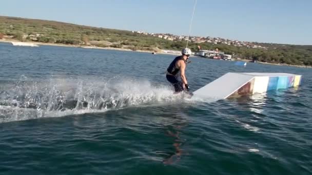 Wakeboarder deslizándose sobre un carril — Vídeo de stock