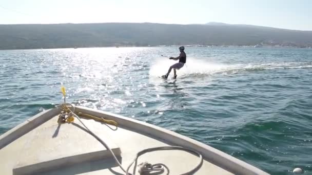 Wakeboarder Carving och gör Flip — Stockvideo