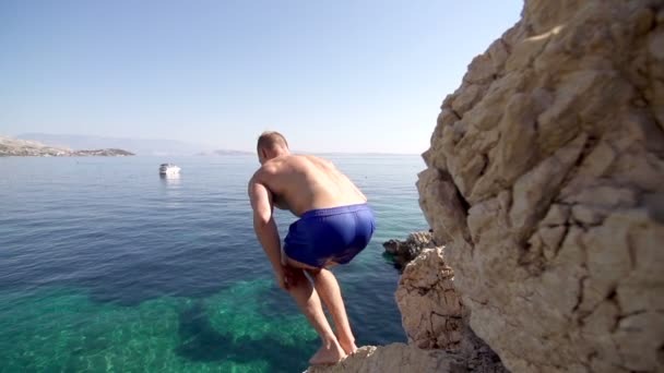 Muž skočí z útesu — Stock video