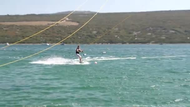 Wakeboarder echt snel Carving — Stockvideo
