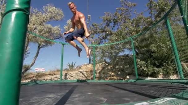 Hombre saltando en el trampolín — Vídeos de Stock