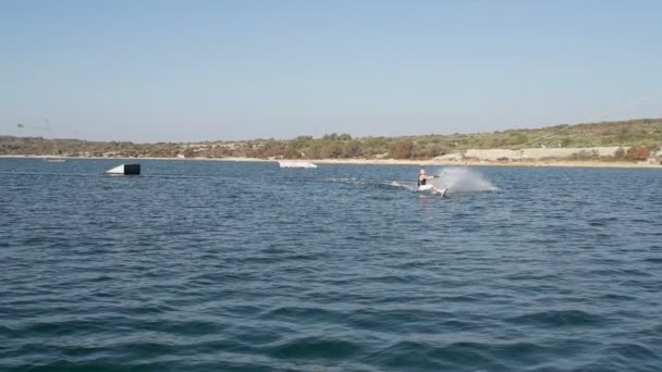 Wakeboarder doet een geweldige truc — Stockvideo