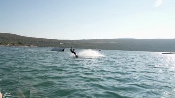 Wakeboarder talla en agua — Vídeo de stock