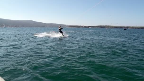 Wakeboarder řezbářské a skákání — Stock video