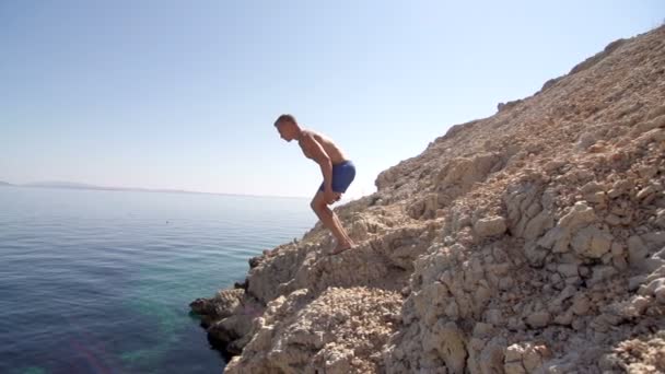 Fit Man Jumping Of The Cliff — Stock Video