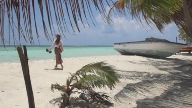 Kadın turist Beach keşfetmek