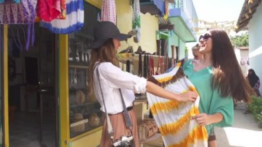 Arkadaşlar yaz elbise için alışveriş