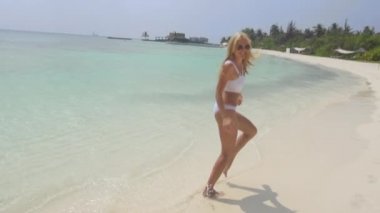 Gülümseyen genç kadın