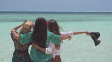 Arkadaşlar selfie çekiyor.