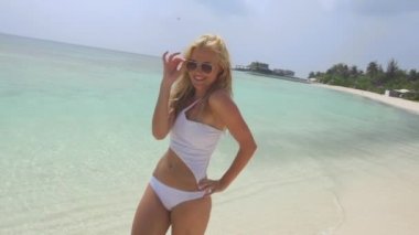 çalışan genç bir kadın