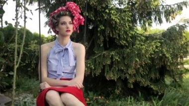 Salıncakta oturan model