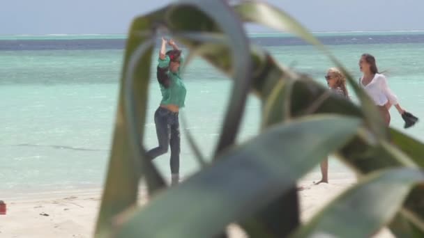 Mujer Happy To Enjoy Vacaciones — Vídeo de stock