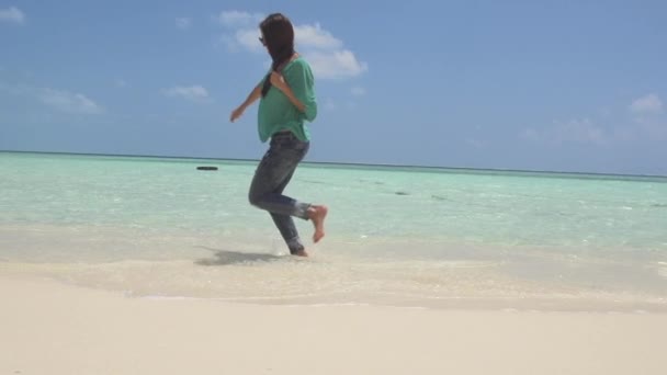 Turista corriendo descalzo pies — Vídeos de Stock