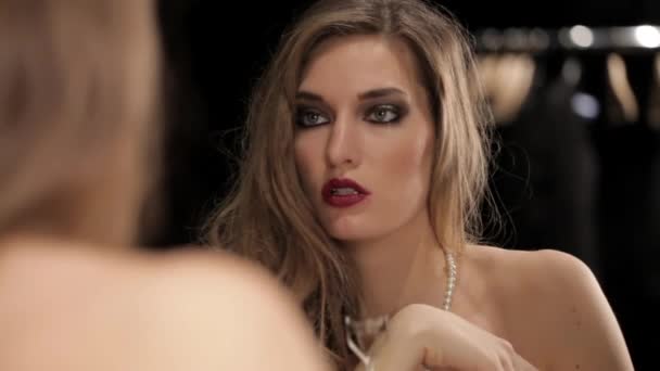 Model kräuselt ihre Wimpern — Stockvideo