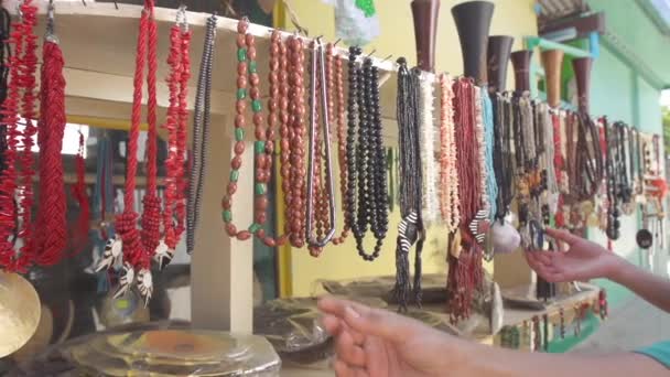Touristen pflücken einzigartige Halsketten — Stockvideo