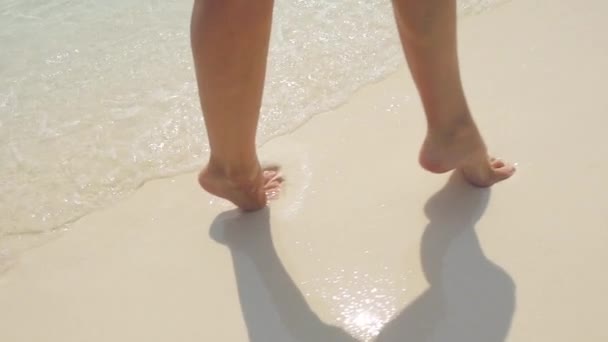 Pies femeninos dejando huellas — Vídeo de stock