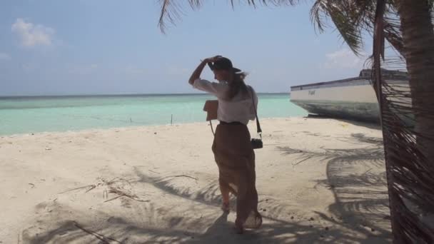 Jovem turista entrando na praia — Vídeo de Stock