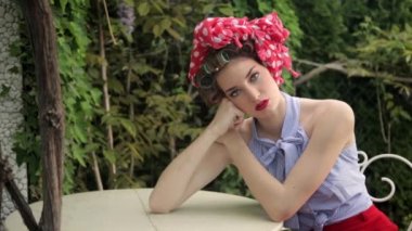 Model bahçede poz