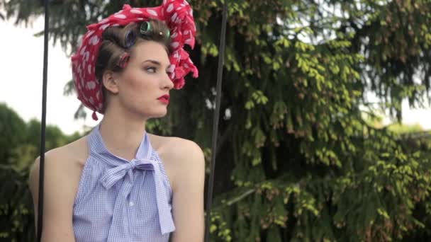 Model Poseing op schommel In tuin — Stockvideo