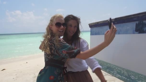 Amici che fanno selfie — Video Stock