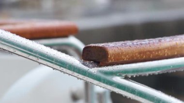 Teknede düşen yağmur damlaları