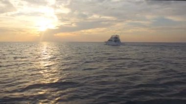 Golden Sunset doğru lüks tekne yolculukları