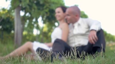 Çift düğün doğa üzerinde oturuyor