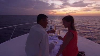 Kaç kadeh şampanya tekne ile