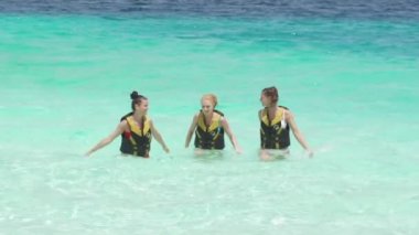 Denizin içinde kadın arkadaşlar