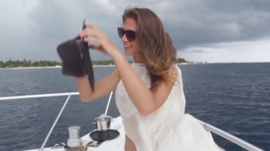 Deniz bir yatta kız