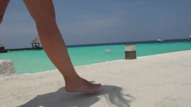Kumsalda dans kadın çıplak ayak