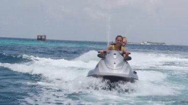 Jet ski denizin içinde sürme kız