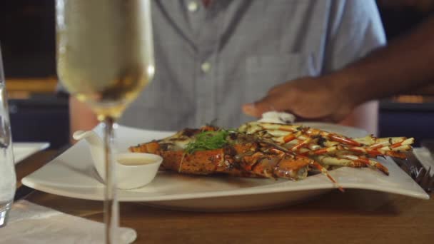 Deliciosa lagosta servida a um cavalheiro — Vídeo de Stock
