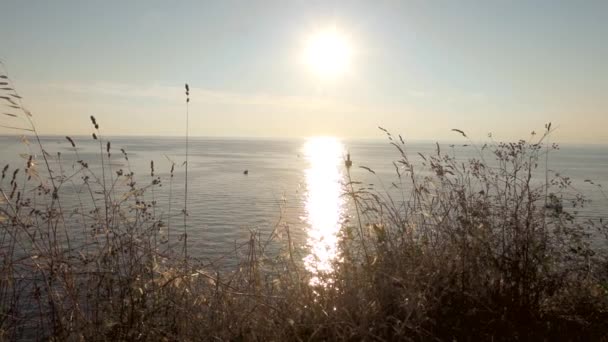 Auringonlasku meren yllä — kuvapankkivideo