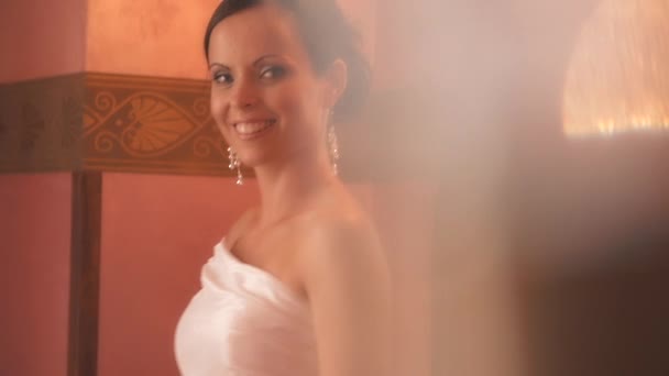 Junge Braut vor der Hochzeit — Stockvideo