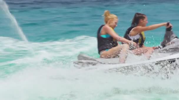 女友骑摩托艇在海上 — 图库视频影像