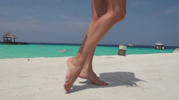 Piedi femminili che camminano sulla spiaggia di sabbia — Video Stock