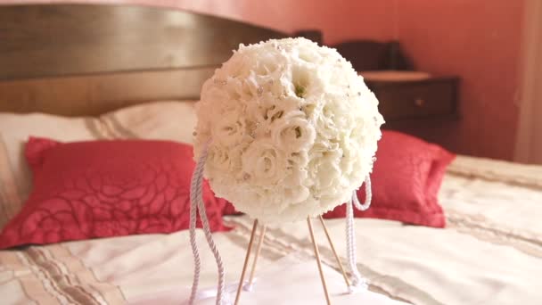 Γαμήλια ανθοδέσμη από λευκά τριαντάφυλλα — Αρχείο Βίντεο
