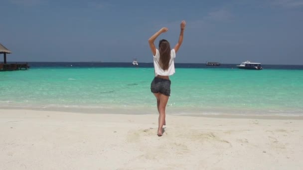 Femme touriste courant dans l'eau — Video