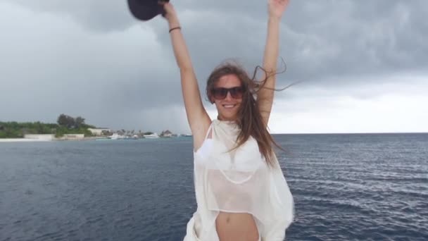 Ragazza su uno yacht in mare — Video Stock