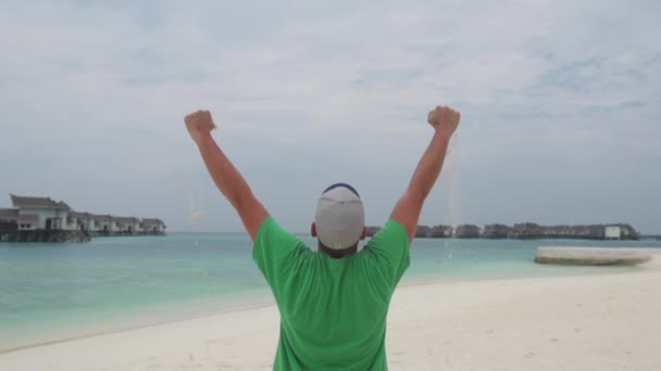 Hombre con la arena en la playa — Vídeo de stock