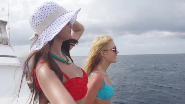 Κορίτσια για ένα ιστιοπλοϊκό σκάφος στη θάλασσα — Αρχείο Βίντεο