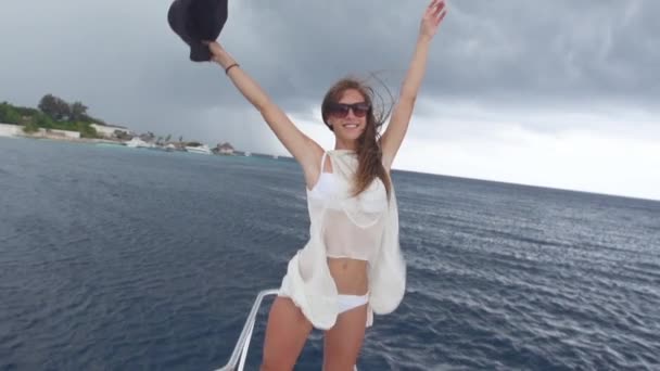 Ragazza su uno yacht in mare — Video Stock