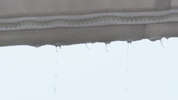 La pluie tombe du bateau dans la mer — Video