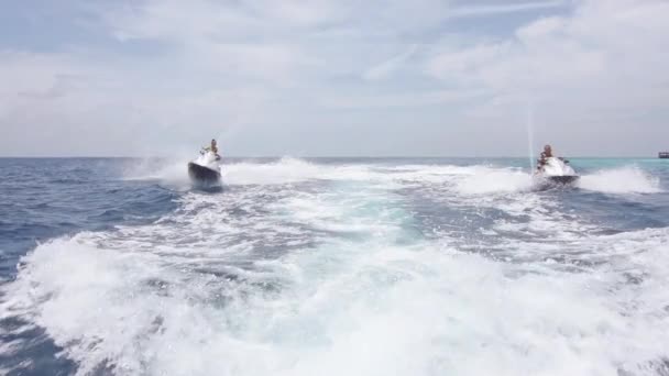 Novias montando en motos acuáticas en el mar — Vídeo de stock