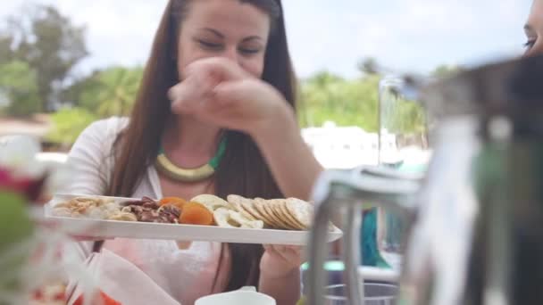 Novias desayuno en el resort — Vídeos de Stock